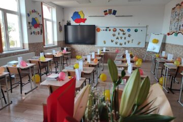 Elevii din comuna Preutești, așteptați la cursuri cu baloane așezate pe mobilierul nou achiziționat