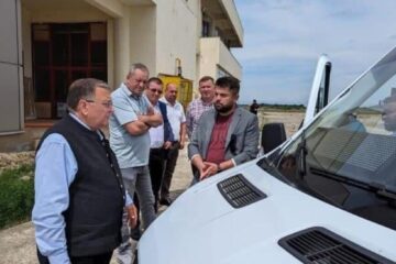 Primarii a 16 localități sucevene vor primi de la Gheorghe Flutur cheile pentru 16 microbuze școlare electrice noi