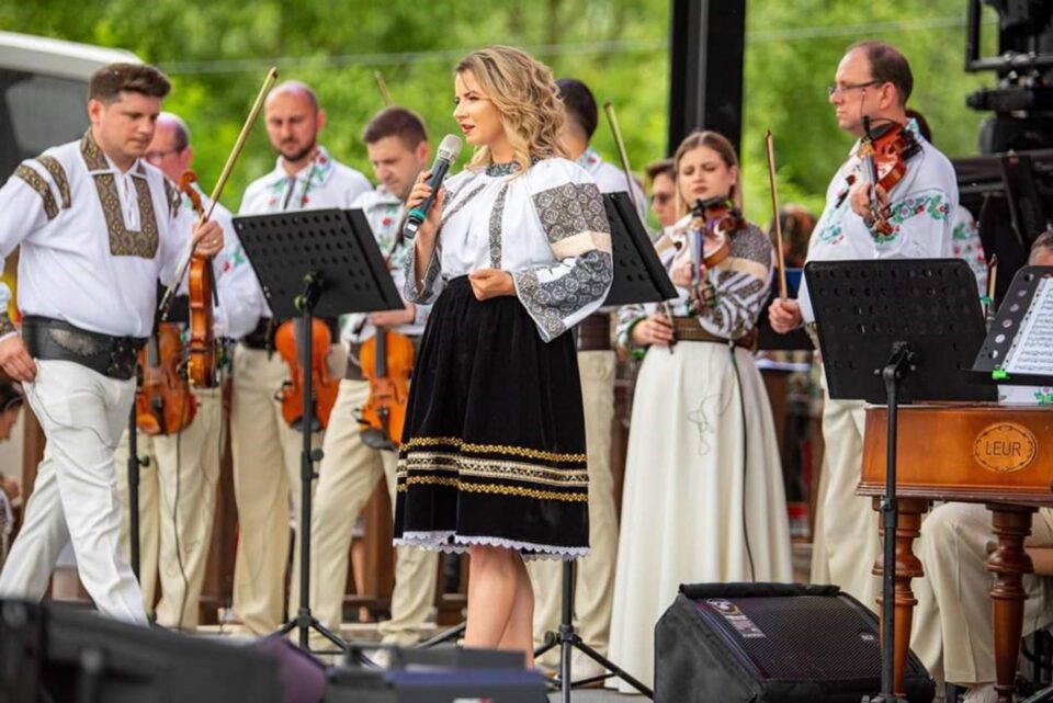 Ansamblul Artistic Profesionist ”Ciprian Porumbescu” și Mihaela Zîna Bârsan Ansamblul Artistic Profesionist ”Ciprian Porumbescu” și Mihaela Zîna Bârsan