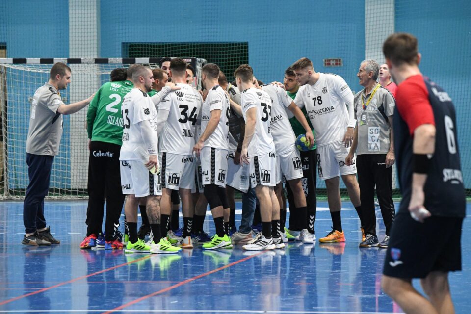 Universitarii vor evolua cu sala goala in confruntarea cu CSM Fagaras. Foto Fotograful Sportiv Universitarii vor evolua cu sala goala in confruntarea cu CSM Fagaras. Foto Fotograful Sportiv