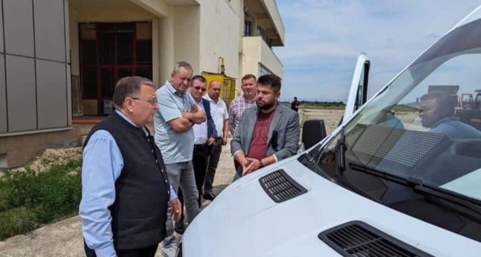 Primarii a 16 localități sucevene vor primi de la Gheorghe Flutur cheile pentru 16 microbuze școlare electrice noi Primarii a 16 localități sucevene vor primi de la Gheorghe Flutur cheile pentru 16 microbuze școlare electrice noi