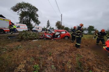 Mașina mică a fost practic măturată de pe șosea