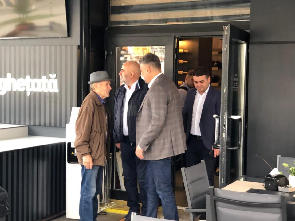 Premierul Marcel Ciolacu a degustat cozonacul din Bucovina după o plimbare prin centrul Sucevei
