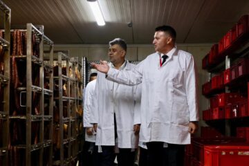 Premierul României, Marcel Ciolacu, consideră că fabrica de mezeluri Carpatis Suceava este un exemplu de dezvoltare autohtonă