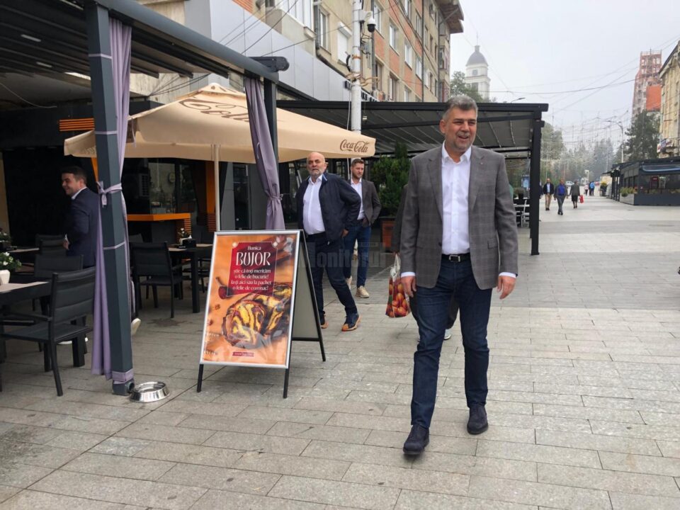 Premierul Marcel Ciolacu a degustat cozonacul din Bucovina după o plimbare prin centrul Sucevei