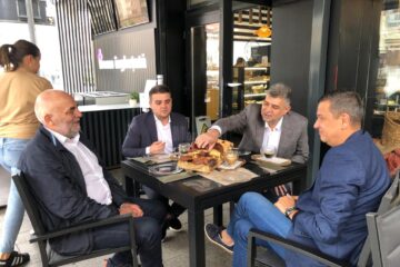 Premierul Marcel Ciolacu a degustat cozonacul din Bucovina după o plimbare prin centrul Sucevei