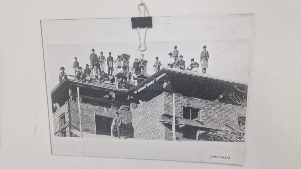 „Viziune spre trecut”, care cuprinde fotografii realizate de Dimitrie Balint