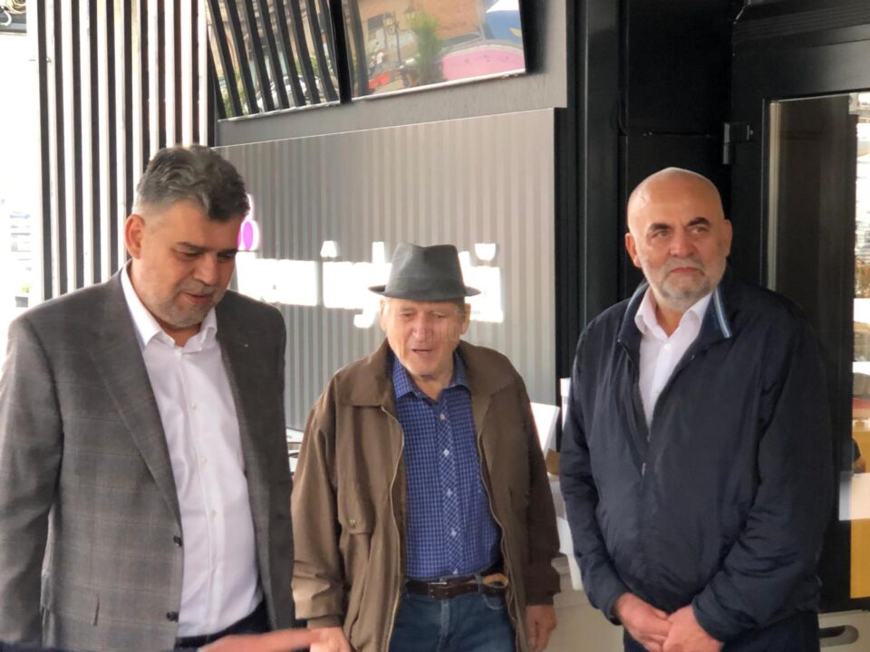 Premierul Marcel Ciolacu a degustat cozonacul din Bucovina după o plimbare prin centrul Sucevei