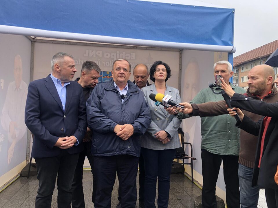 Flutur, la startul pentru alegerile parlamentare și prezidențiale: „Obiectivul echipei liberale este bunăstarea, siguranța și confortul populației județului Suceava” Flutur, la startul pentru alegerile parlamentare și prezidențiale: „Obiectivul echipei liberale este bunăstarea, siguranța și confortul populației județului Suceava”