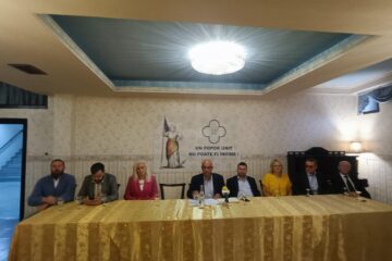 Ștefan Alexandru Băișanu alături de o parte dintre colegii săi din Biroul Politic Județean