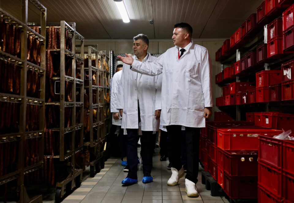 Premierul Marcel Ciolacu a vizitat fabrica de mezeluri Carpatis din Suceava