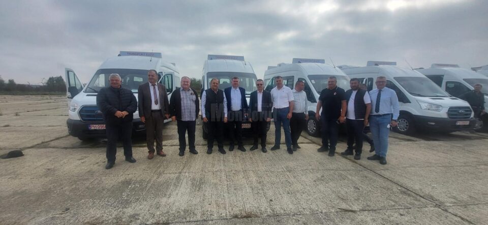 Gheorghe Flutur alături de primarii care au primit noile microbuze electrice pentru transportul elevilor