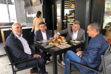 Marcel Ciolacu a degustat din cozonacul Bujor pe terasa din centrul Sucevei