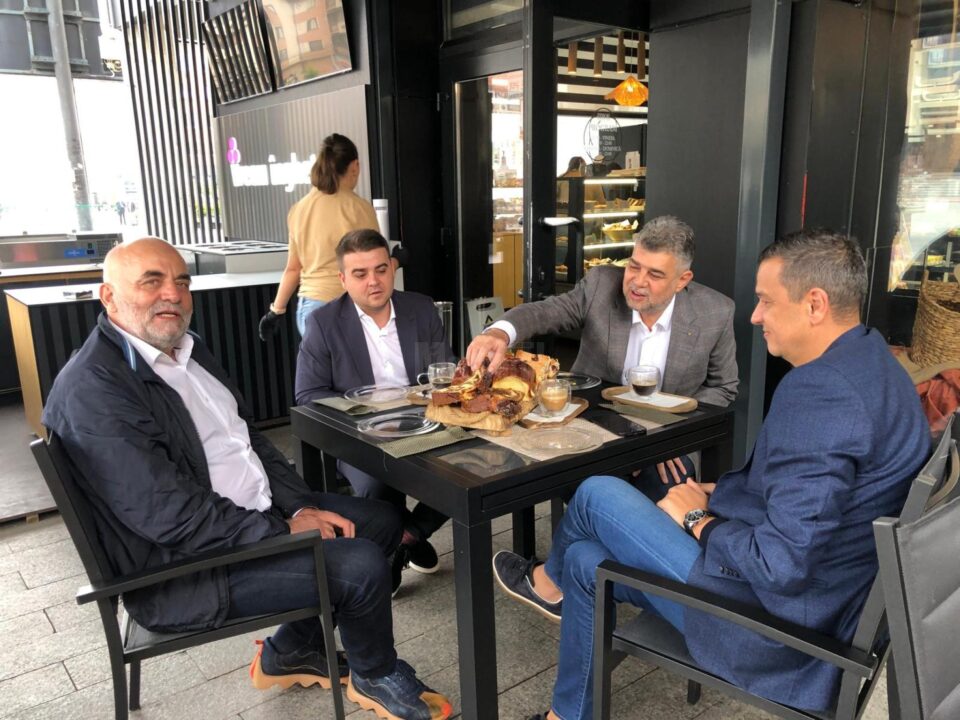 Marcel Ciolacu a degustat din cozonacul Bujor pe terasa din centrul Sucevei