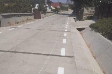 Se lucrează intens la betonarea drumurilor din comuna Preutești