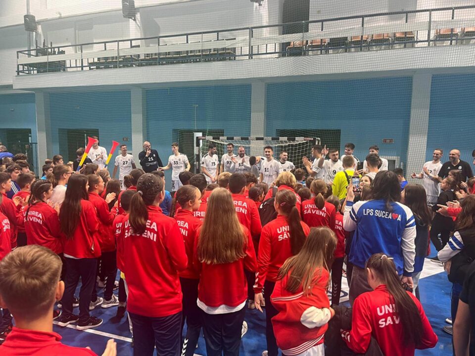 Universitarii au sărbătorit succesul cu CSM Făgăraș alături de copiii prezenți în sala LPS Universitarii au sărbătorit succesul cu CSM Făgăraș alături de copiii prezenți în sala LPS