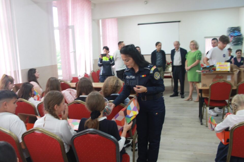 Elevi din Udești au primit ghiozdane și dulciuri din partea polițiștilor și voluntarilor suceveni