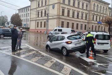 În zona surpată, aflată lângă un canal, a avut loc o intervenție la o avarie iar stratul suport a cedat