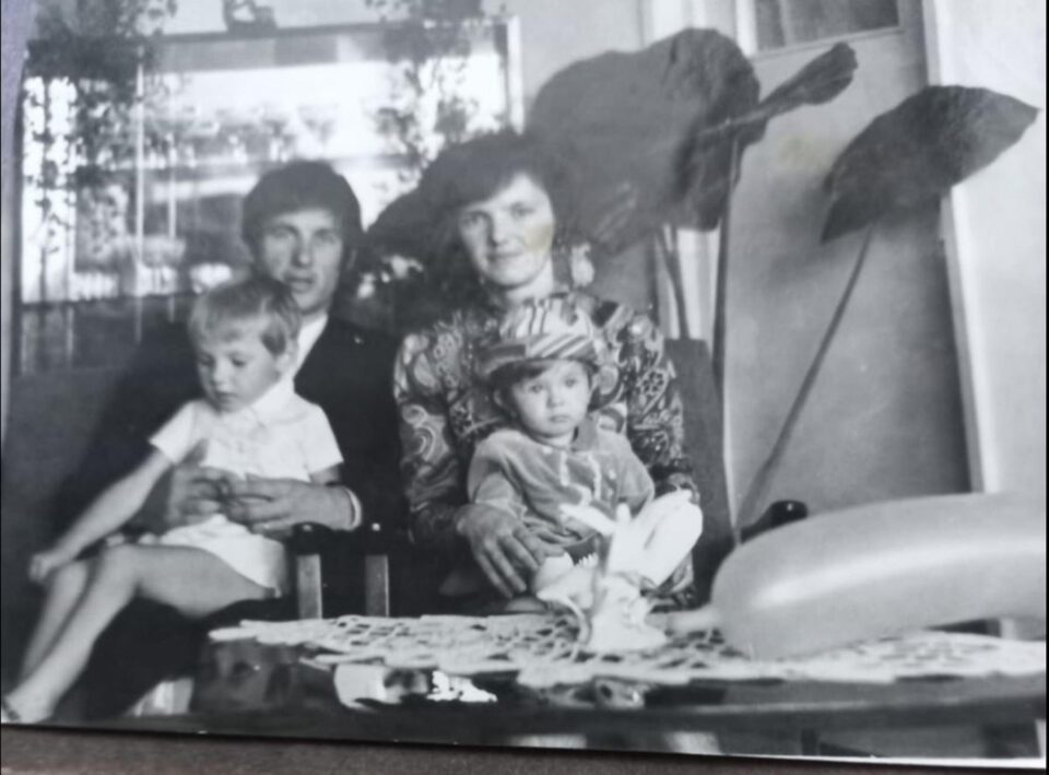 Alături de soție și cele două fete