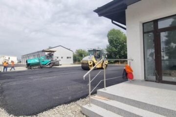 Asfaltarea parcării de la noua autogară din Siret