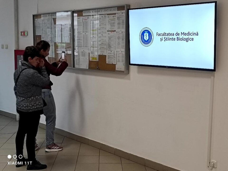 Consultând avizierul Facultății de Medicină și Științe Biologice Suceava