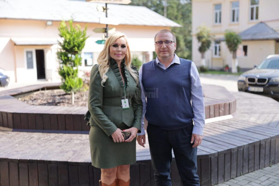 Alina Cuciurean, “Ghiozdanul forestierului”, director al Colegiului Silvic Bucovina, cu Ciprian Muscă, președintele ASFOR