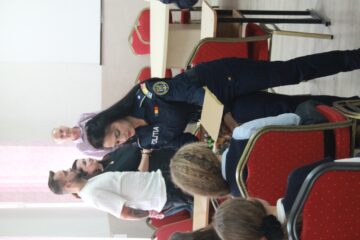 Elevi din Udești au primit ghiozdane și dulciuri din partea polițiștilor și voluntarilor suceveni