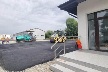 Asfaltarea parcării de la noua autogară din Siret