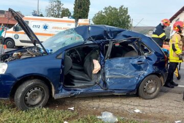 O mamă cu doi copii în mașină, în stare gravă după o ieșire imprudentă pe E 85, dinspre Pătrăuți