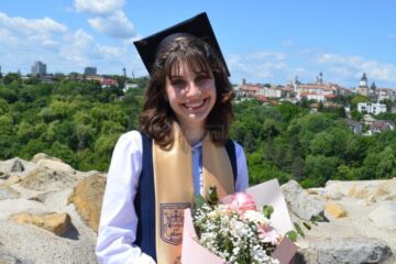 Maria Laura Negru, absolventă a Colegiului Național „Ștefan cel Mare” Suceava