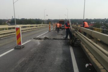 Lucrări de înlocuire a rosturilor pe podul de la Dornești cu trafic restricționat