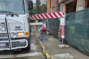 Doi muncitori au căzut în gol de pe un bloc în construcție