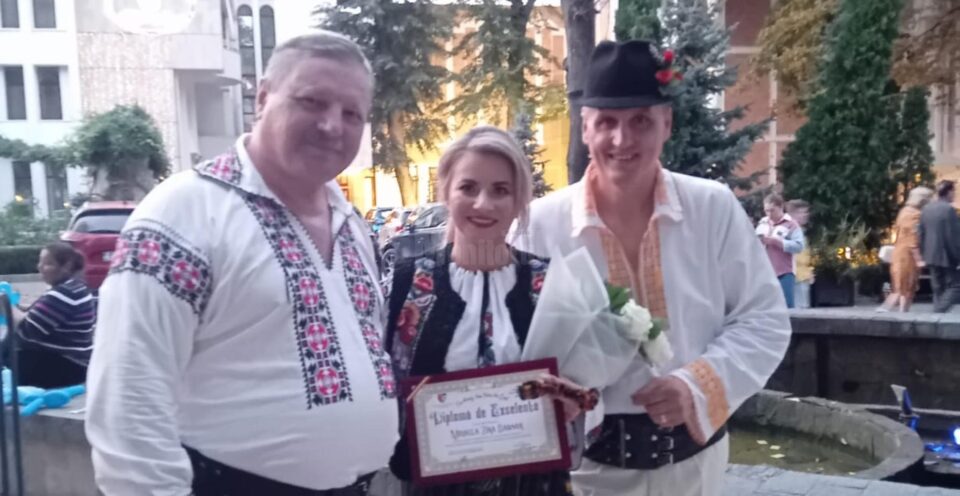 Mihaela Bârsan, inițiatoarea proiectului „10 pentru folclor”, a primit din partea autorităților județene botoșănene o Diplomă de Excelență