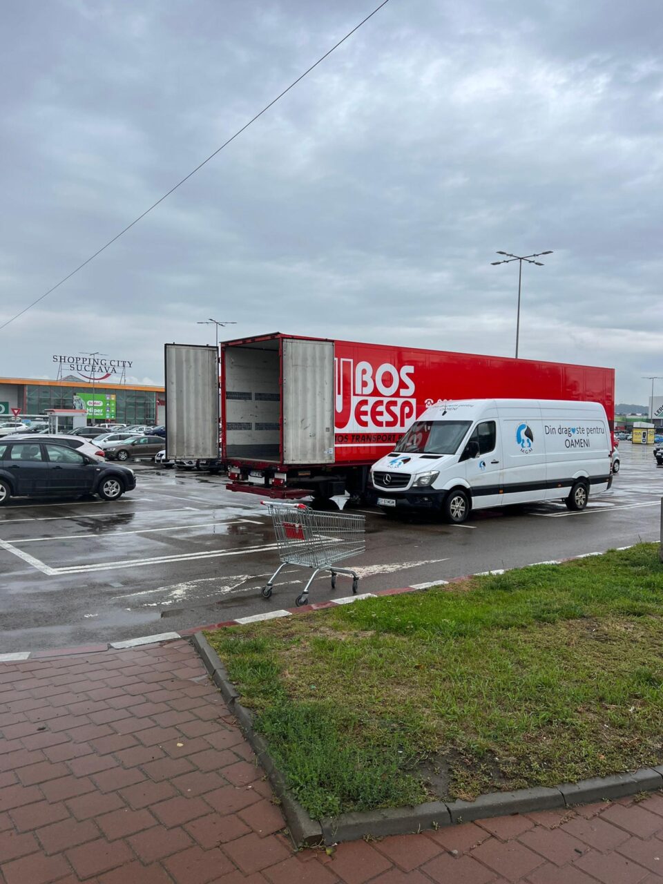 Pentru colectarea ajutoarelor materiale asociația a amplasat o remorcă de camion în parcarea Shopping City Suceava