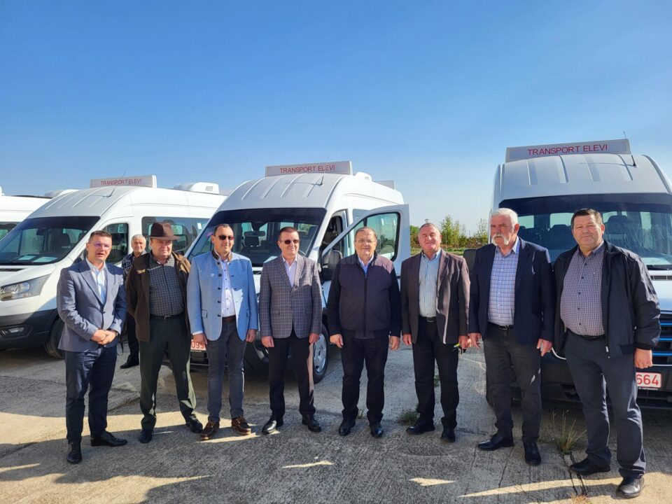 Un nou lot de microbuze școlare a fost predat de Gheorghe Flutur primarilor