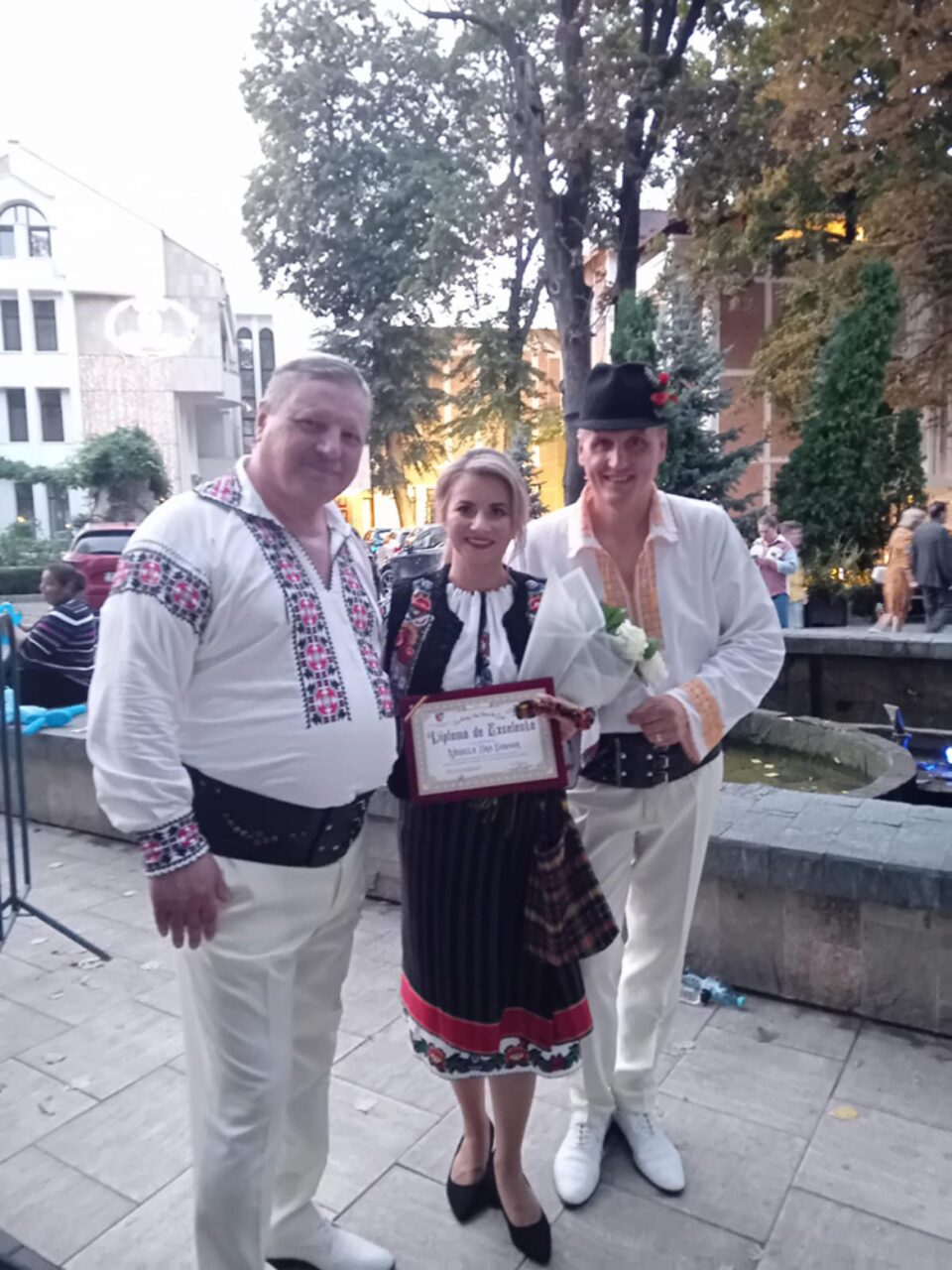 Mihaela Bârsan, inițiatoarea proiectului „10 pentru folclor”, a primit din partea autorităților județene botoșănene o Diplomă de Excelență Mihaela Bârsan, inițiatoarea proiectului „10 pentru folclor”, a primit din partea autorităților județene botoșănene o Diplomă de Excelență