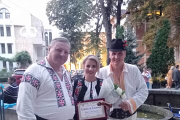 Mihaela Bârsan, inițiatoarea proiectului „10 pentru folclor”, a primit din partea autorităților județene botoșănene o Diplomă de Excelență