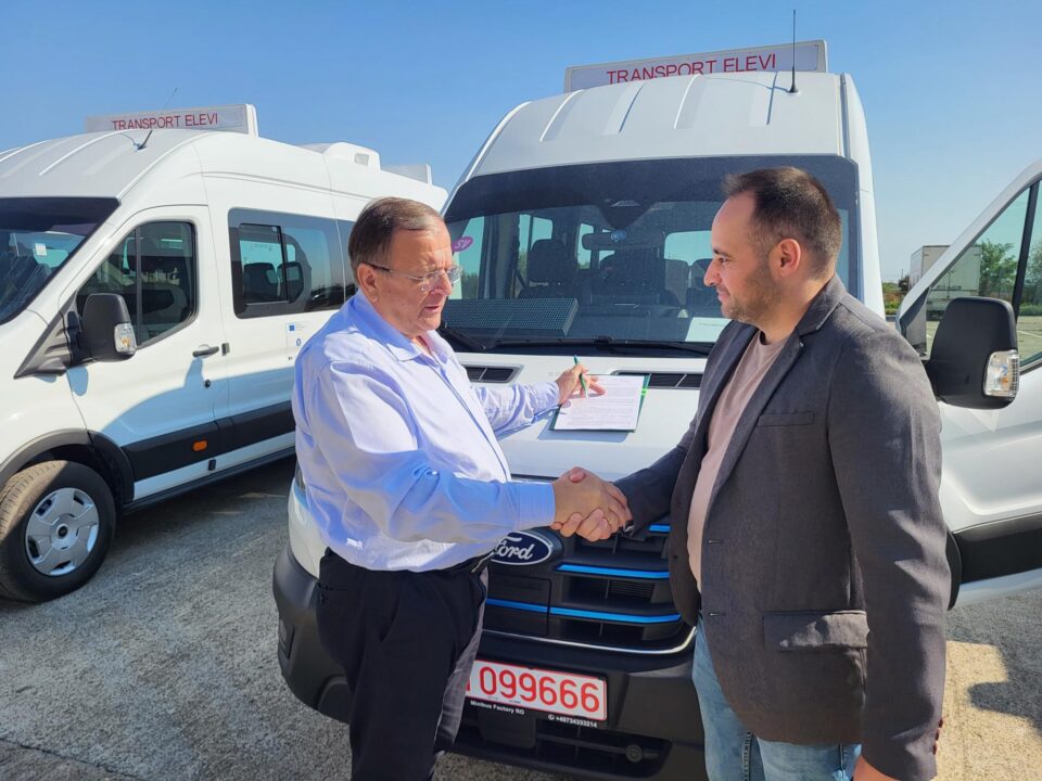 Un nou lot de microbuze școlare a fost predat de Gheorghe Flutur primarilor