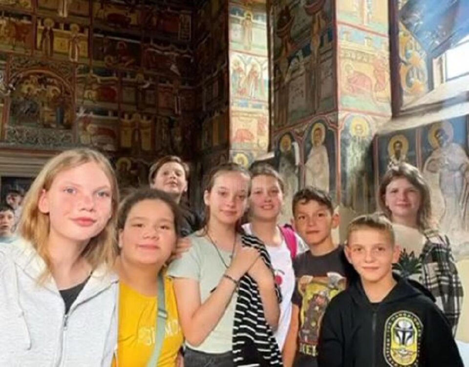 24 de copii cu deficiențe de auz și vorbire au fost în Tabăra Respiro, la Vama, organizată de Asociația Teona Ariana Suceava