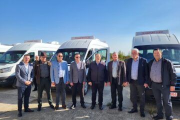 Un nou lot de microbuze școlare a fost predat de Gheorghe Flutur primarilor