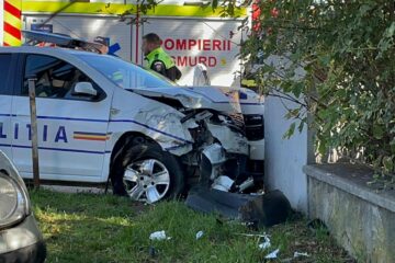 Mașină de poliție, implicată într-un accident rutier, la Șcheia