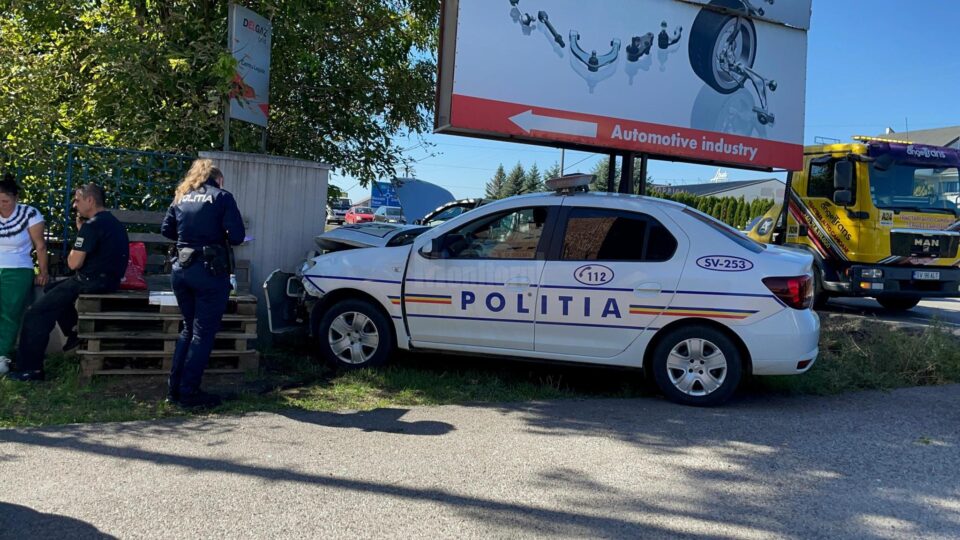 Mașină de poliție, implicată într-un accident rutier, la Șcheia