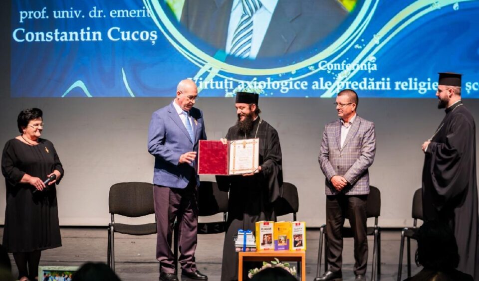 Prof. univ. Constantin Cucoș, de la Iași, a primit Ordinul Eparhial „Crucea Bucovinei” Prof. univ. Constantin Cucoș, de la Iași, a primit Ordinul Eparhial „Crucea Bucovinei”