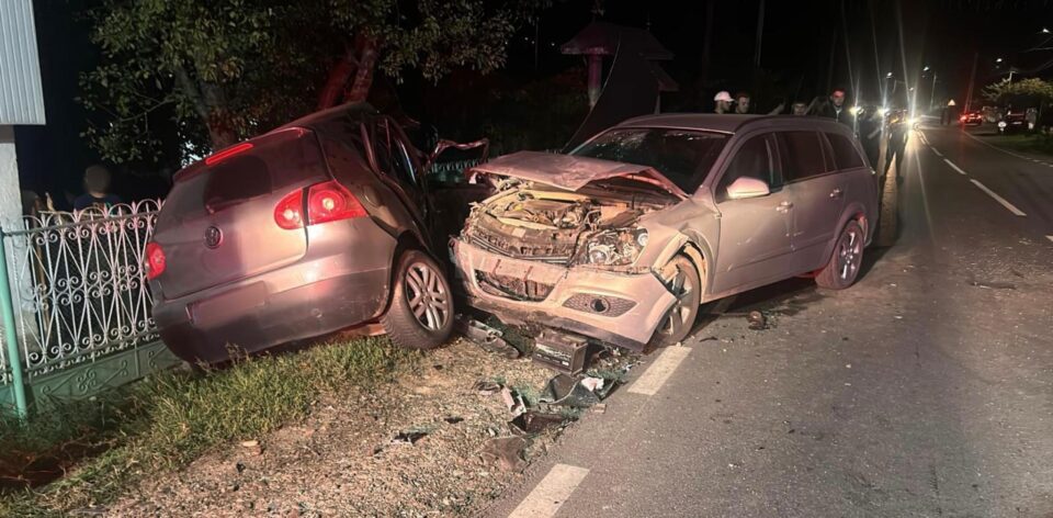 Accident grav, cu două autoturisme și o autoutilitară cu lemne, luni seară, la Adâncata