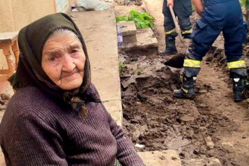 Pompierii suceveni, eroi pentru tanti Anica, de 86 de ani, din Valea Mărului – Galați