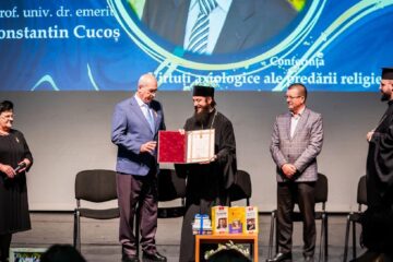Prof. univ. dr. Constantin Cucoș, de la Iași, a primit Ordinul Eparhial „Crucea Bucovinei”