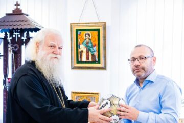Înaltpreasfințitul Părinte Calinic. Arhiepiscop al Sucevei și Rădăuților, și Ciprian Anton, președintele AJF Suceava