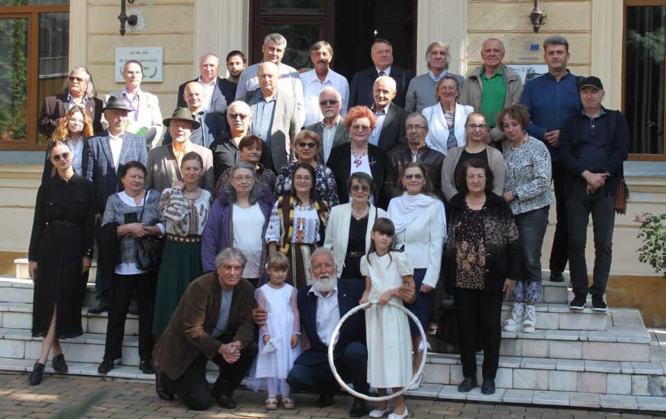 Întâlnirea de taină a membrilor Cenaclului Transfrontalier ,,Mașina cu Poeți”, Suceava – Cernăuți. Foto Marinel Dănilă Întâlnirea de taină a membrilor Cenaclului Transfrontalier ,,Mașina cu Poeți”, Suceava – Cernăuți. Foto Marinel Dănilă