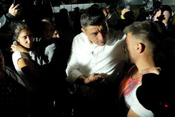 Liderul AUR, George Simion, a anunțat că suspendă acțiunile de campanie pentru a veni în sprijinul sinistraților din județul Galați