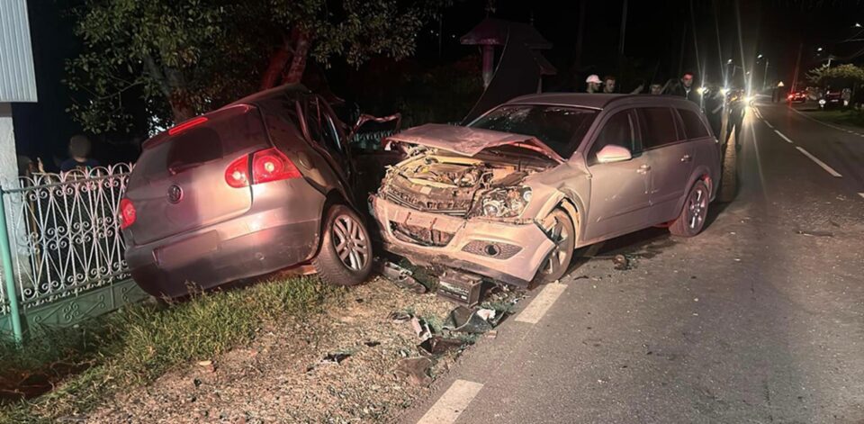 Beat la volan, a intrat în coliziune cu două mașini. Pompierii l-au găsit încarcerat în mașină